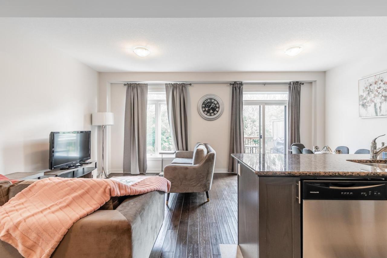 Globalstay Modern Townhomes In Lakeshore Steps To The Beach Hamilton Dış mekan fotoğraf