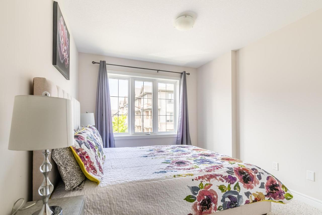 Globalstay Modern Townhomes In Lakeshore Steps To The Beach Hamilton Dış mekan fotoğraf